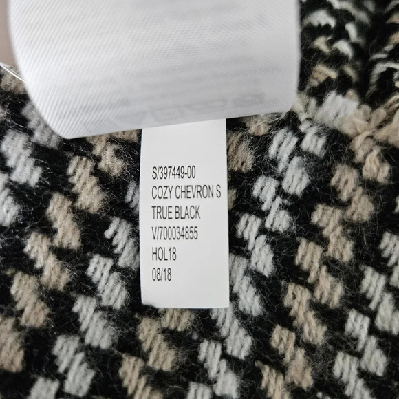 GAP Oversized Wrap Scarf Rectangle Black Cozy Chevron Knit Fringe Hem - Picture 8 of 8